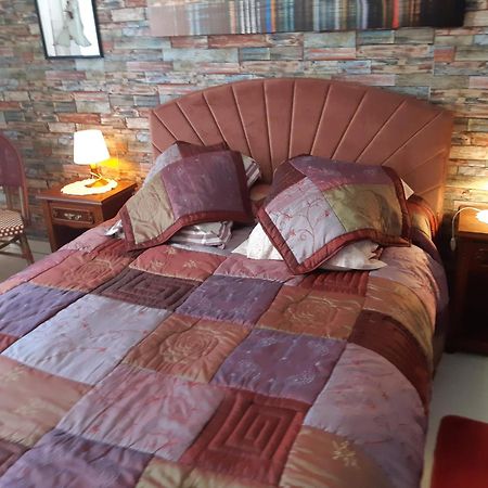 Chambre Lit Double Dans Pavillon , Chez Lilyanne Tonnay-Charente Εξωτερικό φωτογραφία