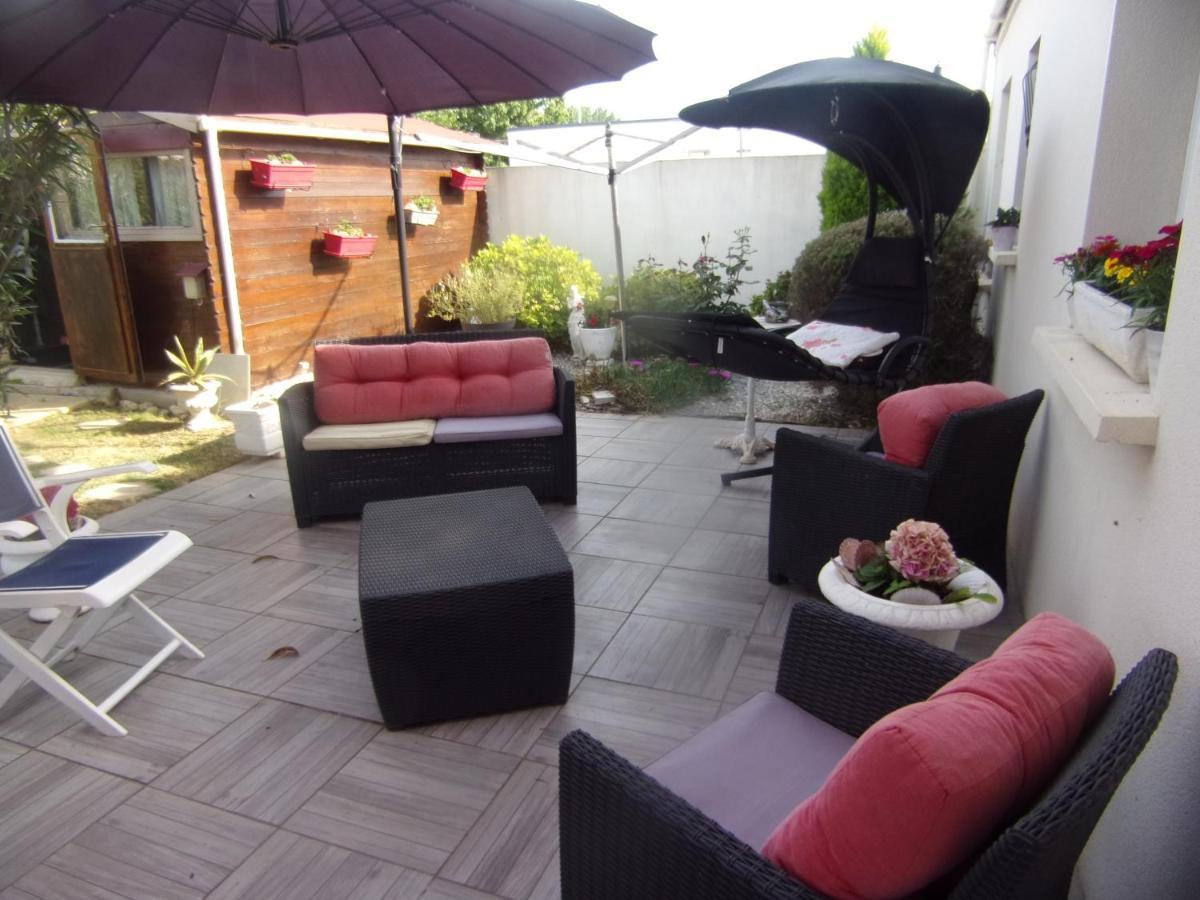 Chambre Lit Double Dans Pavillon , Chez Lilyanne Tonnay-Charente Εξωτερικό φωτογραφία