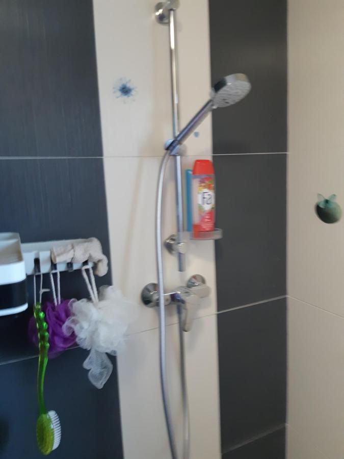 Chambre Lit Double Dans Pavillon , Chez Lilyanne Tonnay-Charente Εξωτερικό φωτογραφία