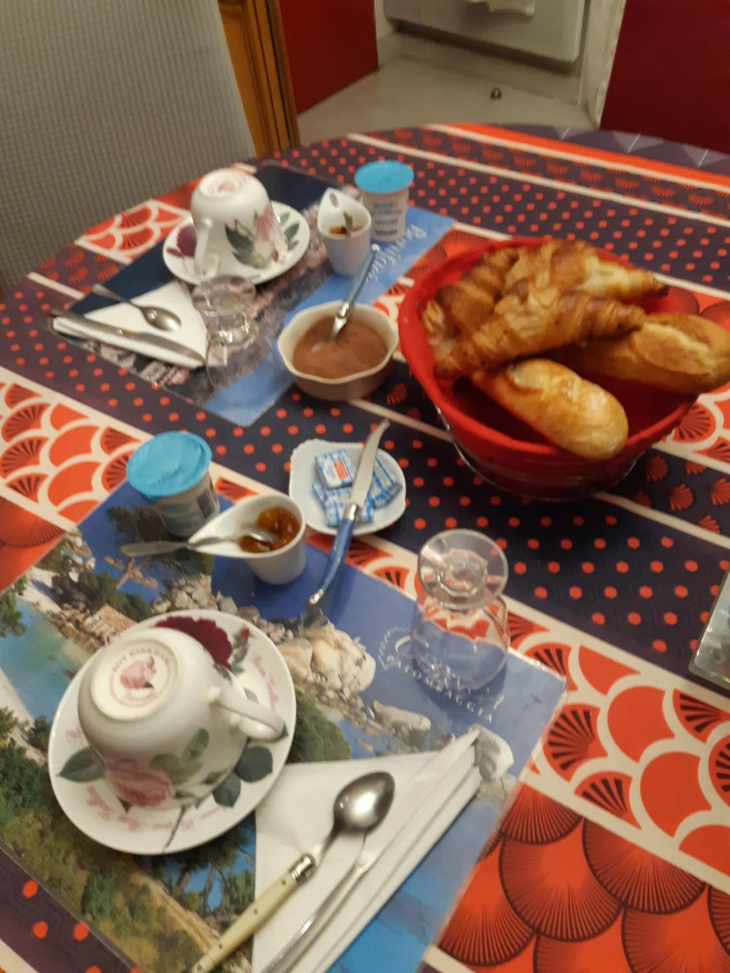 Chambre Lit Double Dans Pavillon , Chez Lilyanne Tonnay-Charente Εξωτερικό φωτογραφία