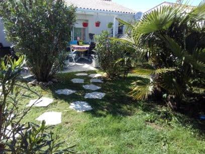 Chambre Lit Double Dans Pavillon , Chez Lilyanne Tonnay-Charente Εξωτερικό φωτογραφία