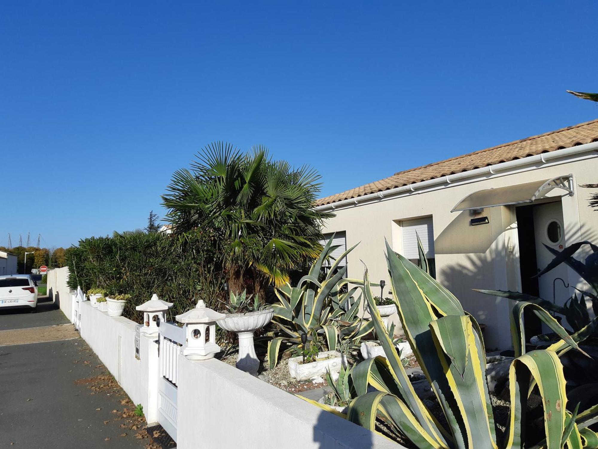 Chambre Lit Double Dans Pavillon , Chez Lilyanne Tonnay-Charente Εξωτερικό φωτογραφία